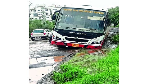 नांदेड : छत्रपती चौक ते गुरुजी चौका दरम्यान परभणीहून नांदेडला येणारी बस चिखलात रुतली.