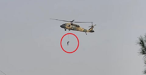 हेलिकॉप्टरला लटकणारा तालिबानी; अफगाण पत्रकाराने सांगितलं सत्य