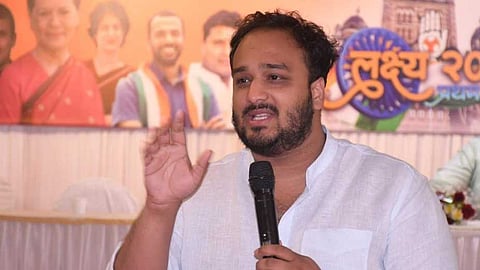 'BMC ने इमेजपेक्षा खड्ड्यांवर लक्ष द्यावं', काँग्रेस आमदाराचा घरचा आहेर