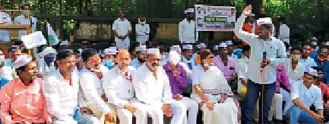 बीड: शेतकऱ्यांना हेक्टरी ५० हजारांची मदत द्या