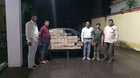 मुरमा (ता.पैठण, जि.औरंगाबाद ) : सहायक पोलिस निरीक्षक गणेश सुरवसे व त्यांच्या सहकाऱ्यांनी पाऊण लाखाच्या अवैध दारूसह पाच लाखांची कार जप्त केली.