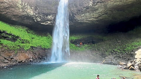 वन डे ट्रीप : देवकुंडच्या रंगछटा