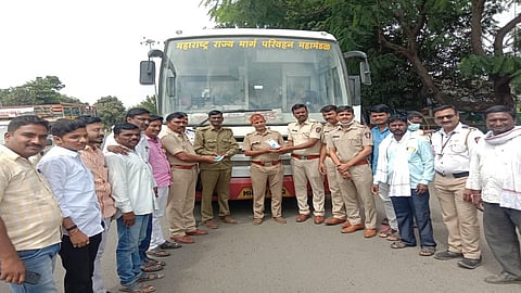 अर्धापूर (जि.नांदेड) - वसमत फाटा महामार्ग सुरक्षा पथकाच्या वतीने चालकांचा चालक दिनाचे औचित्य साधून चालकांचा गौरव करण्यात आला.