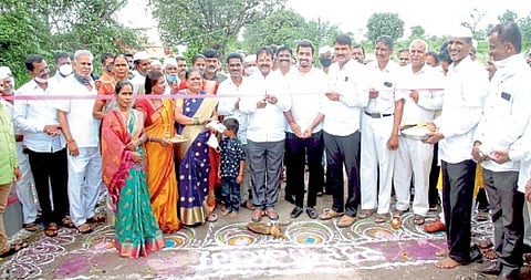 आईच्या स्मरणार्थ उभारले गावासाठी प्रवेशद्वार