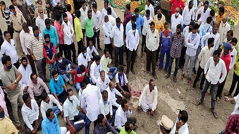 आष्टी (जि.बीड) : आष्टी ते कडा-साबलखेड रस्त्याच्या दुरुस्तीसाठी तालुक्यातील कडा येथील आंबेडकर चौकात रास्ता रोको आंदोलन करण्यात आले. या आंदोलनामुळे सुमारे पाऊणतास वाहतूक विस्कळित झाली होती.