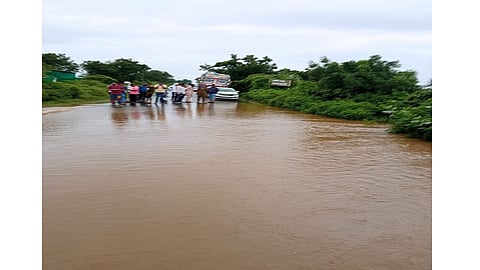बीड - पांगरीजवळील ओढ्याला पुर आल्याने परळी-बीड रस्ता वाहतूकीसाठी बंद झाला आहे.