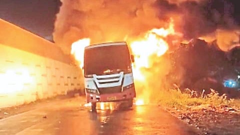 आगीत एसटी बस खाक झाली.