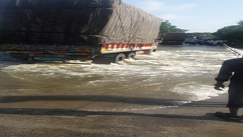 वैजापुर (जि.औरंगाबाद) : वैजापूर तालुक्यातील बोरदहेगाव नदीला पावसामुळे पुर आल्याने आज शुक्रवारी (ता.२४) सकाळपासून नागपूर-शिर्डी महामार्गावरील वाहतूक पूर्णपणे बंद करण्यात आली आहे.