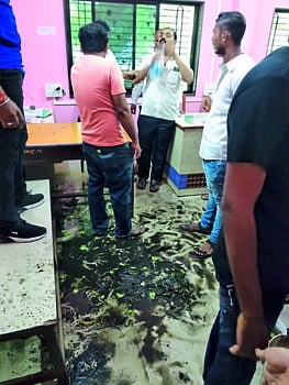 संतप्त नागरिकांनी थेट पालिका कार्यालयात फेकला चिखल