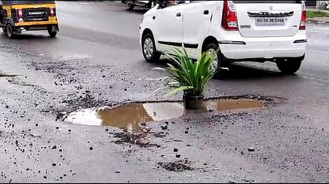 डोंबिवलीच्या 'त्या' खड्डयातून कुंडीची चोरी होताच पुन्हा अपघात