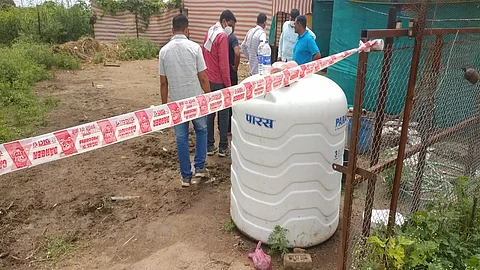 लोहगाव (जि.औरंगाबाद) : दिन्नापूर-ढोरकीन रस्त्यावरील एका शेतात खुन झालेल्या घटना स्थळांची पाहाणी करताना गुन्हे शाखा टीम.