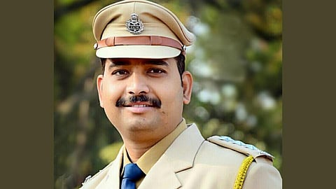 तिसरी शिकलेल्या वडिलांनी ज्यूस बार चालविले, पण मुलाला 'आयपीएस' बनविलेच!