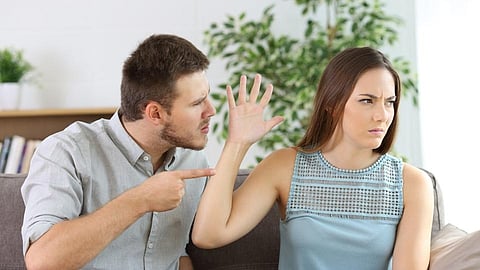 पुरूषांच्या 'या' 7 वाईट सवयी महिलांना अजिबात आवडतं नाही