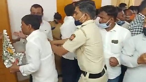 हिंगोली : हिंगोली येथे राज्याचे आरोग्यमंत्री राजेश टोपे आले असता शासकीय विश्रामगृहात त्यांना भेटण्यासाठी झालेली गर्दी पाहत मंत्री महोदयांनी हात जोडून सर्वांना गर्दी करू नका असे म्हणाले.