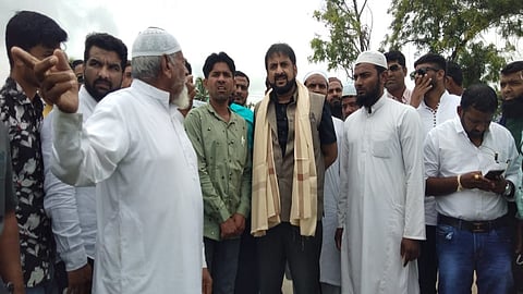 ढोरेगाव (ता.गंगापूर, जि.औरंगाबाद) : खासदार इम्तियाज जलील यांनी पाहणी करून शेतकऱ्यांकडून नुकसानीची माहिती घेतली.