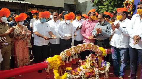 मानाच्या तुकाराम माळी तालीम मंडळाच्या गणपती विसर्जनावेळी आरती करताना अधिकारी व पदाधिकारी