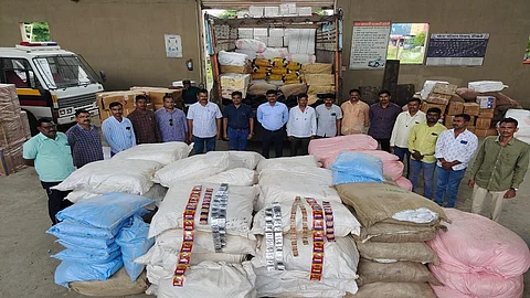हिंगोली : हिंगोली-सावखेडा मार्गावर स्थानिक गुन्हे शाखेच्या पथकाने एका कंटेनरची तपासणी केल्यानंतर त्यात तब्बल २०. ४५ लाखांचा गुटखा स्थानिक गुन्हे शाखेच्या पथकाने जप्त केला आहे.