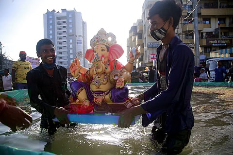 कृत्रिम हौदात किंवा घरीच आपल्या लाडक्या गणरायाचे विसर्जन करत आहे.
