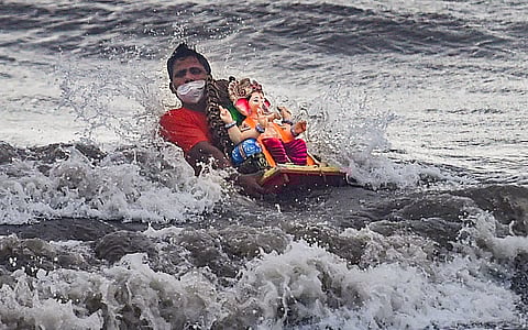 दीड दिवसाच्या गणपतीचे विसर्जन करण्यात आले.