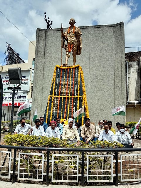 राज्य शासनाविरोधात 'बळीराजा' आक्रमक; कऱ्हाडात धरणे
