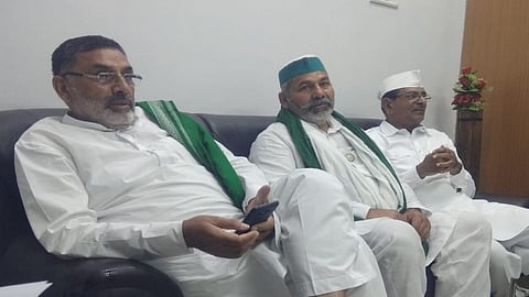 उमरगा (जि.उस्मानाबाद) - किसान संवाद कार्यक्रमात बोलताना शेतकरी नेते युधवीर सिंह. यावेळी उपस्थित राकेश टिकेत