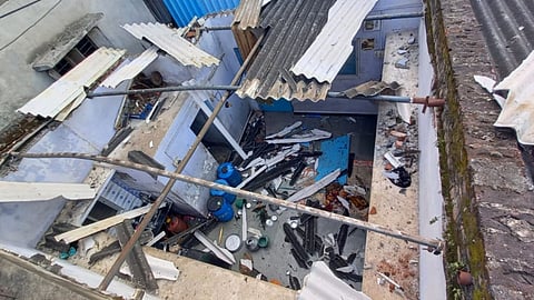 घरगुती गॅसची गळती होऊन घरावरील पत्रे उडाले