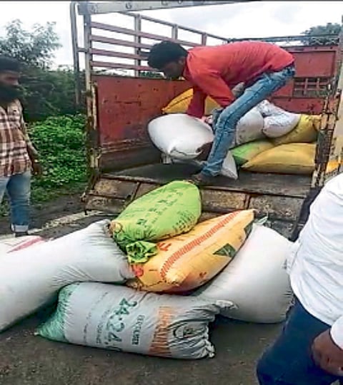 रेशन धान्याचा टेम्पो नागरिकांनीच पकडला