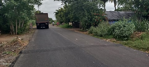 हिंगणेवाडी (ता.इंदापूर) येथे सणसर-मानकरवाडी ७ कि.मी रस्त्याला २७ गतीरोधक केल्यामुळे नागरिकांना त्रास सहन करावा लागत आहे.