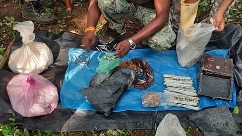 नक्षल्यांचा मोठा स्फोटक साठा