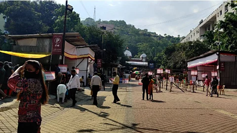 चतुःश्रृंगी मंदिरात भाविकांची गर्दी कमी