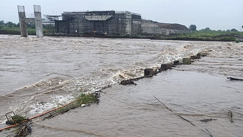 हिंगोली - पावसामुळे पैनगंगा दुथडी भरुन वाहतेय.