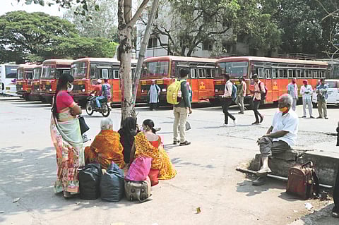 कर्मचारी संपामुळे प्रवाशांची गैरसोय; वाहतूक विस्कळित