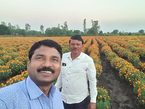 गुणवंतराव चौधरी यांच्या शेतीला उपविभागीय अधिकारी अतुल मेहेत्रे भेट दिल्यानंतर आनंद व्यक्त करताना