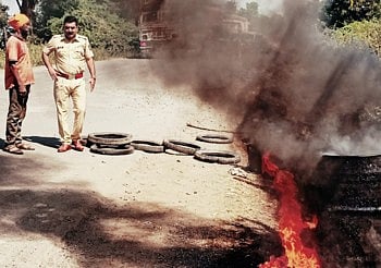 महामार्गावरील खड्यांवर..ठाणेदार ठेवणार लक्ष