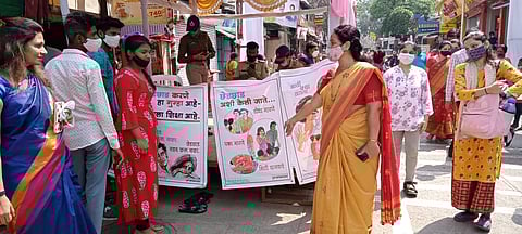 भवानी पेठ येथे महिलांच्या अत्याचाराविरुद्ध जनजागृती पोस्टर प्रदर्शन अभियान