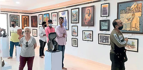 कलादालनात पर्यटक रममाण; कलेला सलाम