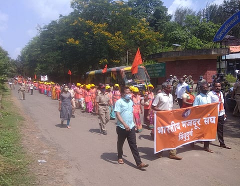 सिंधुदुर्गनगरी : प्रलंबित मागण्यांसाठी कामगार एकवटले