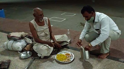 इंदापूरात पाच वर्षांपासून रोज १५ गरिबांना अरुण राऊत देतात भोजन