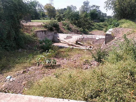 होळकरवाडीतील ओढे आटले, बंधारा कोरडा ठाक