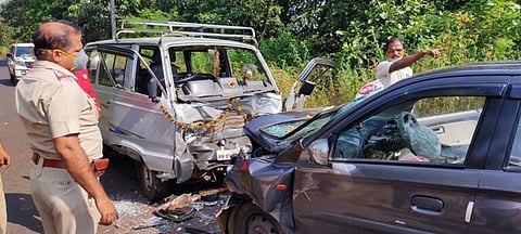 विजयदुर्ग-कासार्डे मार्गावर दोन कारमध्ये अपघात