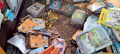 Aurangabad Rain : शाळा पाण्यात, पुस्तके गाळात!