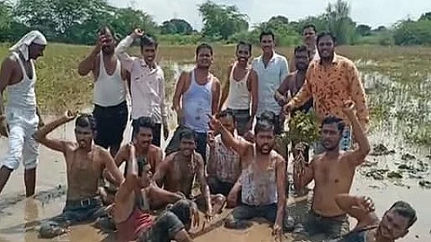 धामोरी बुद्रूक (ता.गंगापूर, जि. औरंगाबाद) : अतिवृष्टीग्रस्त शेतकऱ्यांनी पिकांमध्ये सरकारविरुद्ध अर्धनग्न लोटांगण आंदोलन केले.