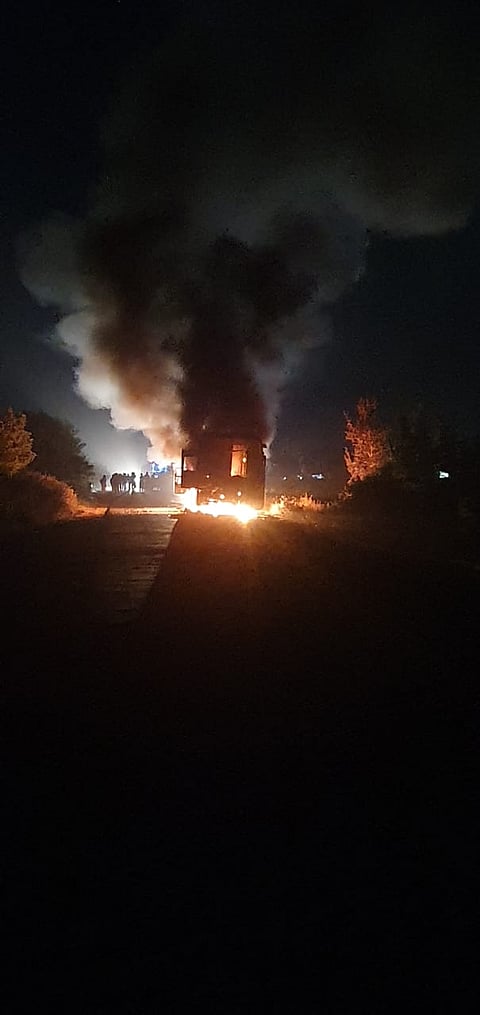 जिजाऊ सुष्टी जवळ ट्रॅव्हलला आग