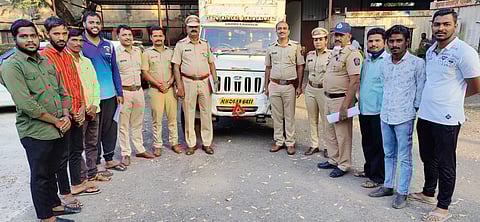 गोमांस कापून विक्रीसाठी जात असलेला टेम्पो पकडला