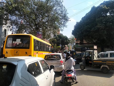 हांडेवाडी रोडवरील वाहतूक कोंडीने वाहनचालकांची घुसमट