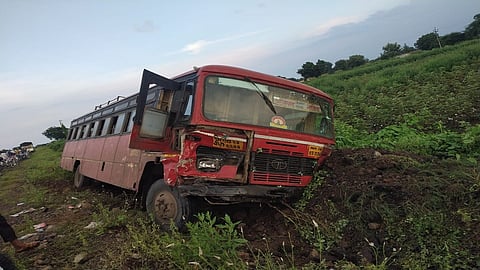 मनूर (जि.औरंगाबाद) : वैजापूर तालुक्यातील खंडाळा येथील नाशिक- औरंगाबाद महामार्गावरील पेट्रोलपंपाजवळ एसटी बस व दुचाकीचा अपघात होऊन तीन जण ठार झाले. अपघातग्रस्त एसटी.