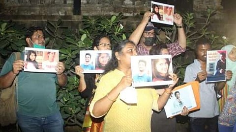 मन्नतच्या बाहेर शाहरुख समर्थकांची गर्दी, सुशांतसिंगचे चाहतेही सहभागी