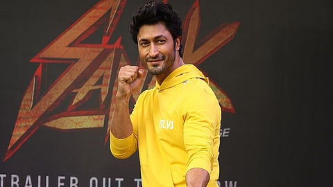 Video: जामवालचा 'विद्युत' झटका, एलईडीची स्क्रीन फोडून दमदार इंट्री