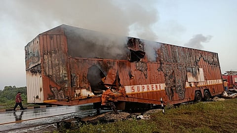 आडगाव जावळे (ता.पैठण, जि.औरंगाबाद) : अचानक आग लागून कंटेनर व त्यातील साहित्य जळून खाक झाले. (छायाचित्र : हबीबखान पठाण, पाचोड) Aurangabad News