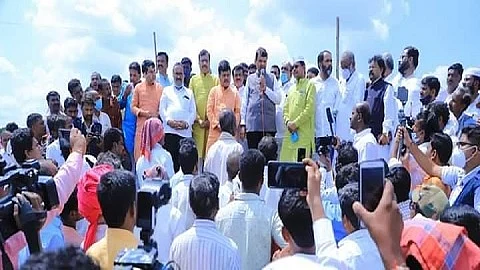 मदनसुरी (ता.निलंगा, जि.लातूर) : विरोधी पक्षनेते देवेंद्र फडणवीस यांनी अतिवृष्टीग्रस्त शेतकऱ्यांशी संवाद साधला. असताना....